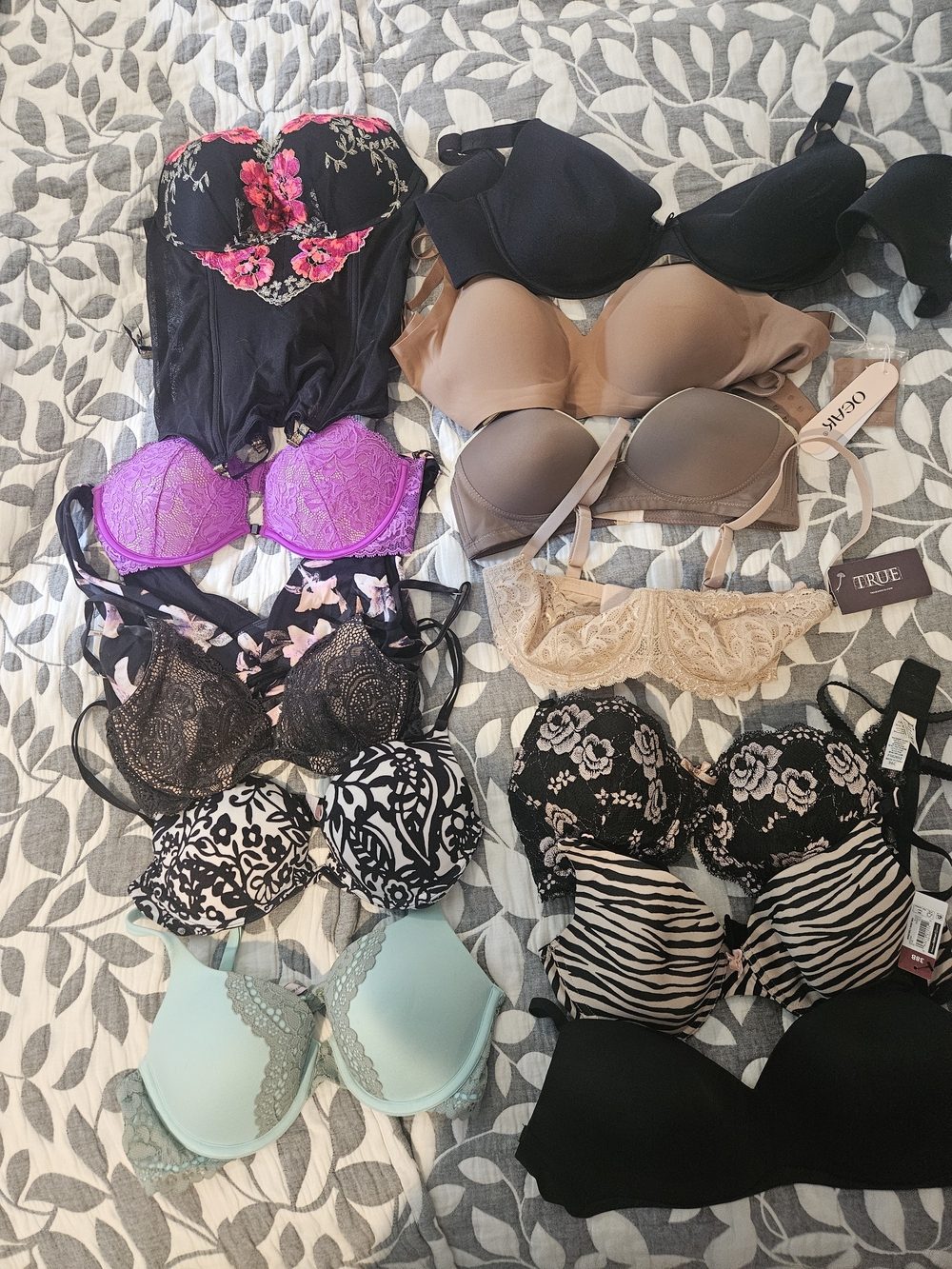 Resellers Lot Of Bras All Of Them On The Left Are Victoria's Secret Various Size